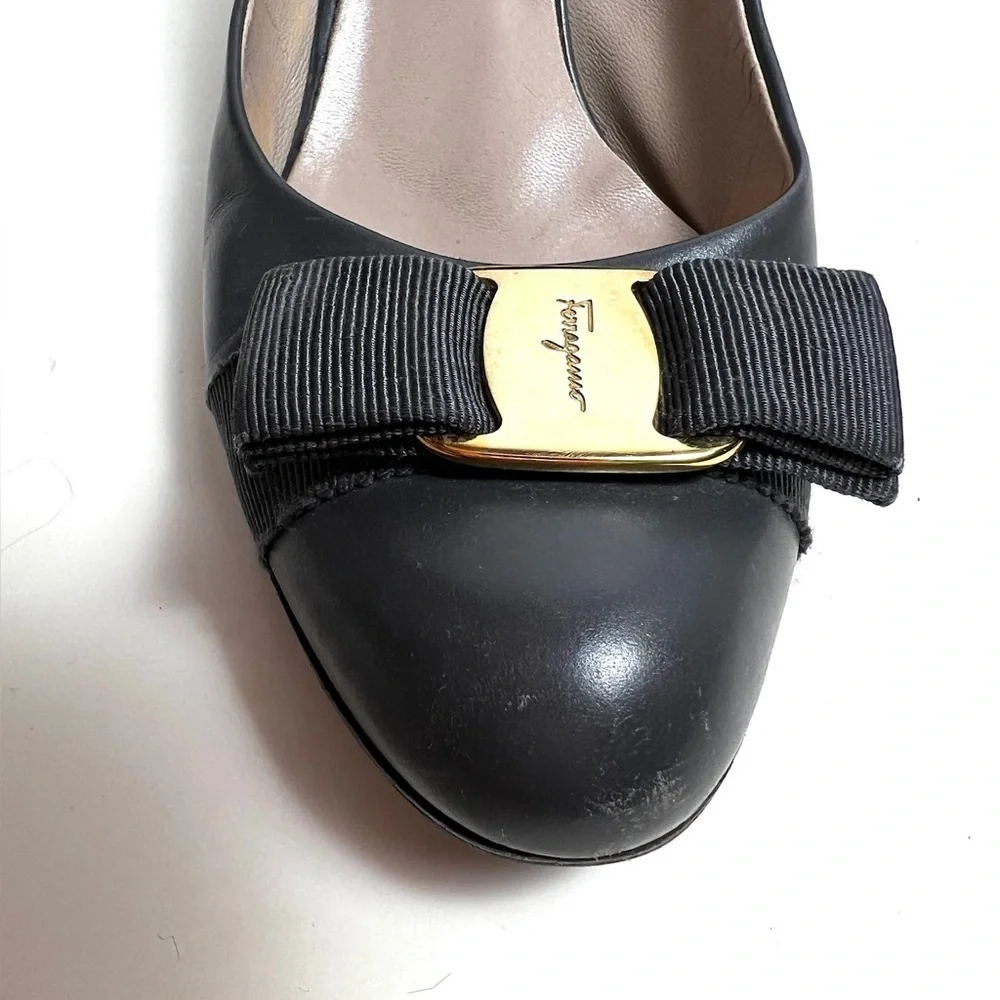 SALVATORE FERRAGAMO Vera charcoal  leather  pumps  7
